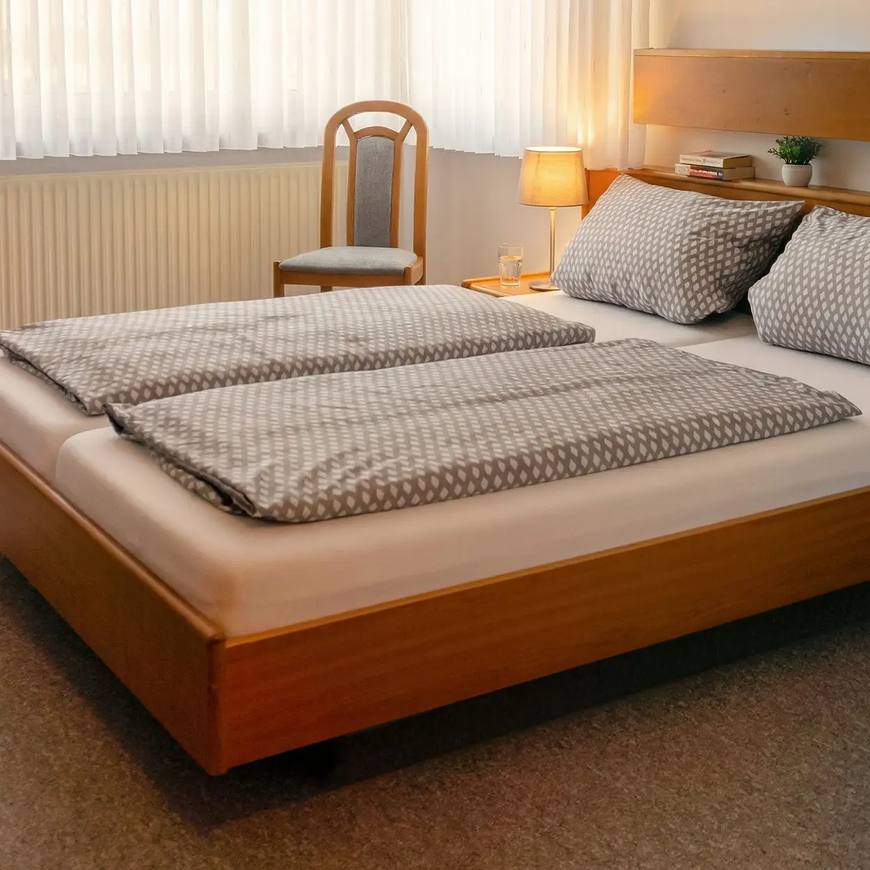 Helles und gemütliches Doppelzimmer mit Holzbett im Hotel Landgasthof Gottmann in Geiß-Nidda