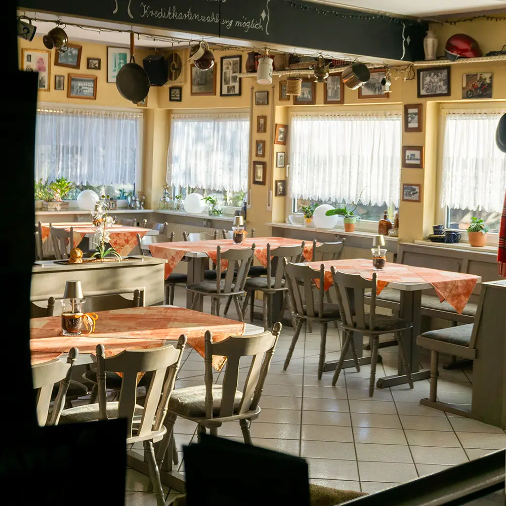Blick durch den hellen Gastraum mit vielen Sitzgelegenheiten und rustikaler Dekoration im Landgasthof Gottmann